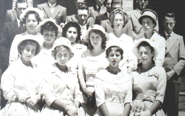 Groep Gansbaai jongmense saam met ds. Pretorius voor kerk in 1060